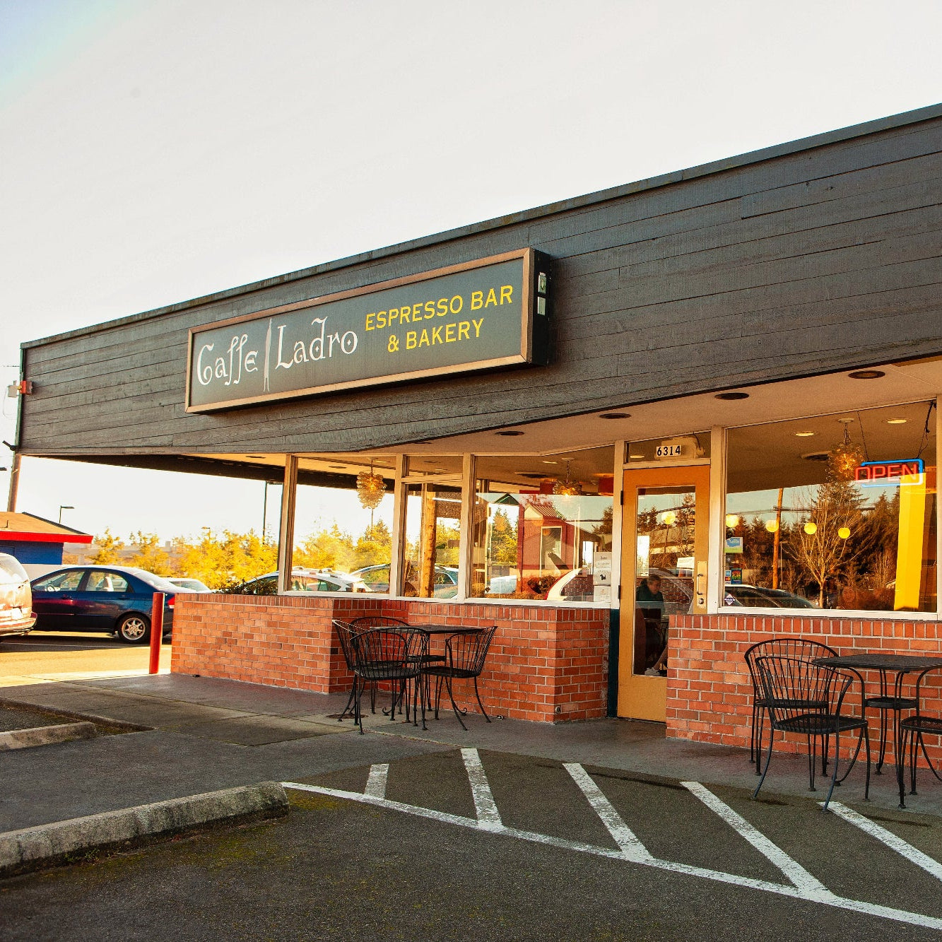 Caffe Ladro Lynnwood exterior